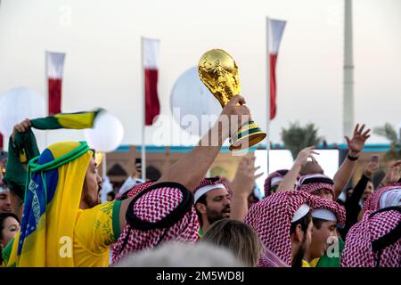 Brasilianischer Fan feiert den Sieg in Darb Al Saai. FIFA Weltmeisterschaft Katar 2022 Stockfoto