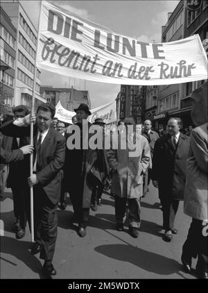 Die Menschen (und Frauen) demonstrierten immer noch in ihrer Sonntagsbedeckung, in der Regel mit Krawatten und weißen Hemden und schwarzen und roten Flaggen, wie hier die Bergleute der Stockfoto