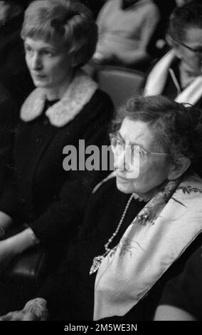 Für Abrüstung und gegen Atomwaffen in Deutschland. Prof. Dr. Klara Maria Fassbinder (Front) DEU, hier auf 25. 3. 1967 im Ruhrgebiet, Ruhrgebiet Stockfoto