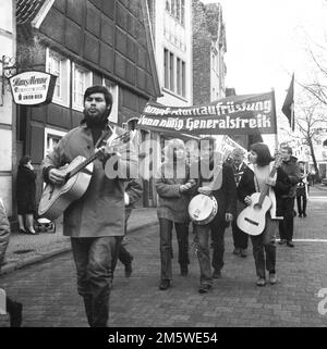 Der ostermarsch der Gegner von Atomwaffen, hier im Ruhrgebiet am 17. 4. 1965 mit dem Ruhr OM 65, gegen eine multinationale Atomkraft Stockfoto