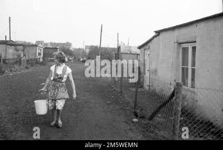 Im Jahr 1954 gab es noch immer zahlreiche prekäre Wohnungen in Kasernen und Notunterkünften in der niedersächsischen Hauptstadt Hannover, wo deutsche Bürger leben Stockfoto