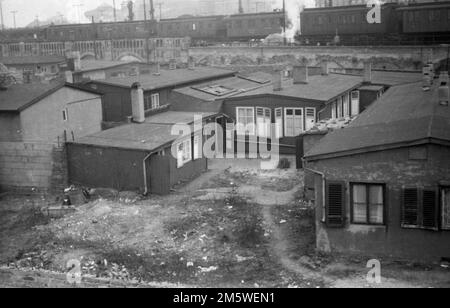 Im Jahr 1954 gab es noch immer zahlreiche prekäre Wohnungen in Kasernen und Notunterkünften in der niedersächsischen Hauptstadt Hannover, wo deutsche Bürger leben Stockfoto