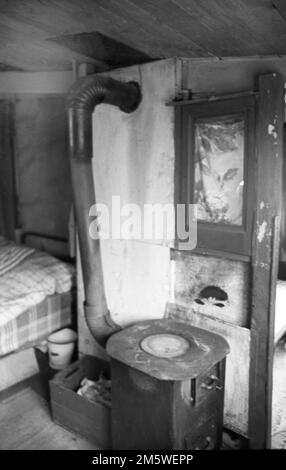 Im Jahr 1954 gab es noch immer zahlreiche prekäre Wohnungen in Kasernen und Notunterkünften in der niedersächsischen Hauptstadt Hannover, wo deutsche Bürger leben Stockfoto