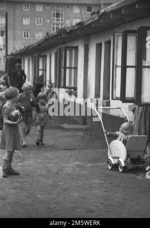 Im Jahr 1954 gab es noch immer zahlreiche prekäre Wohnungen in Kasernen und Notunterkünften in der niedersächsischen Hauptstadt Hannover, wo deutsche Bürger leben Stockfoto