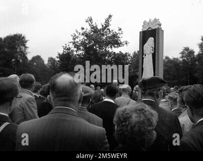 Mit einer Gedenkkundgebung, die 1958 hier in Bergen-Belsen stattfand, ehrten die Anhänger der Vereinigung Verfolgter des NS-Regimes (VVN) die Opfer der Nazis Stockfoto