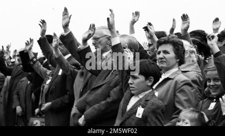 Mit einer Gedenkkundgebung, die 1958 hier in Bergen-Belsen stattfand, ehrten die Anhänger der Vereinigung Verfolgter des NS-Regimes (VVN) die Opfer der Nazis Stockfoto