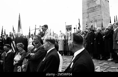 Mit einer Gedenkkundgebung, die 1958 hier in Bergen-Belsen stattfand, ehrten die Anhänger der Vereinigung Verfolgter des NS-Regimes (VVN) die Opfer der Nazis Stockfoto