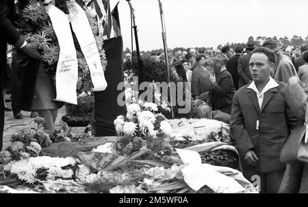 Mit einer Gedenkkundgebung, die 1958 hier in Bergen-Belsen stattfand, ehrten die Anhänger der Vereinigung Verfolgter des NS-Regimes (VVN) die Opfer der Nazis Stockfoto