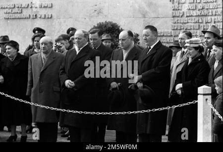 Mit einer Gedenkkundgebung, die 1958 hier in Bergen-Belsen stattfand, ehrten die Anhänger der Vereinigung Verfolgter des NS-Regimes (VVN) die Opfer der Nazis Stockfoto