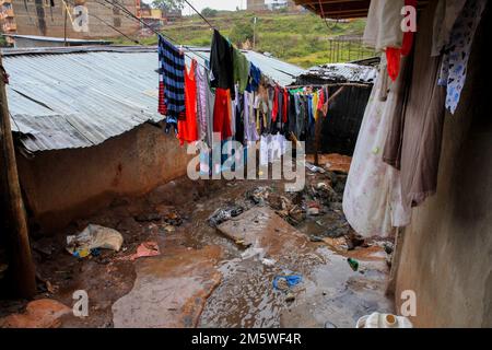 Nairobi, Kenia. 27. Dezember 2022. Kleider trocknen auf den Straßen in Kibera Slums. Kibera Slums gilt als der größte, größte und ärmste Slum in Afrika. Der am meisten diskutierte Vorort Nairobi mit seiner extrem beständigen Bevölkerung und seinem langsamen Wirtschaftswachstum ist eine der am stärksten unterversorgten Siedlungen in Kenia. Kredit: SOPA Images Limited/Alamy Live News Stockfoto