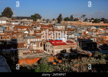 Nairobi, Kenia. 29. Dezember 2022. Ein abendlicher Blick auf Kibera Slum in Nairobi, Kenia. Kibera Slums gilt als der größte, größte und ärmste Slum in Afrika. Der am meisten diskutierte Vorort Nairobi mit seiner extrem beständigen Bevölkerung und seinem langsamen Wirtschaftswachstum ist eine der am stärksten unterversorgten Siedlungen in Kenia. Kredit: SOPA Images Limited/Alamy Live News Stockfoto