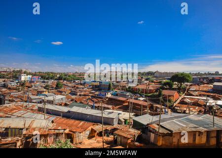 Nairobi, Kenia. 30. Dezember 2022. Ein Blick auf die Kibera-Slums in Nairobi, Kenia. Kibera Slums gilt als der größte, größte und ärmste Slum in Afrika. Der am meisten diskutierte Vorort Nairobi mit seiner extrem beständigen Bevölkerung und seinem langsamen Wirtschaftswachstum ist eine der am stärksten unterversorgten Siedlungen in Kenia. Kredit: SOPA Images Limited/Alamy Live News Stockfoto