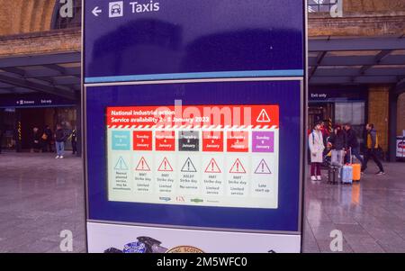 London, Großbritannien. 31. Dezember 2022 Ein Schild am Bahnhof King's Cross informiert Reisende über die bevorstehenden nationalen Streiks im Januar 2023, da Eisenbahnarbeiter weitere Überstunden planen. Kredit: Vuk Valcic/Alamy Live News Stockfoto