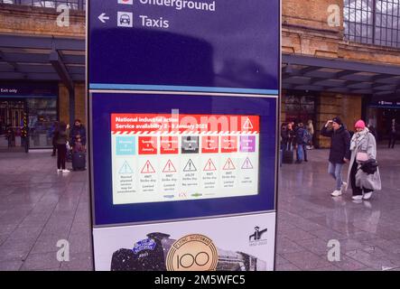 London, Großbritannien. 31. Dezember 2022 Ein Schild am Bahnhof King's Cross informiert Reisende über die bevorstehenden nationalen Streiks im Januar 2023, da Eisenbahnarbeiter weitere Überstunden planen. Kredit: Vuk Valcic/Alamy Live News Stockfoto