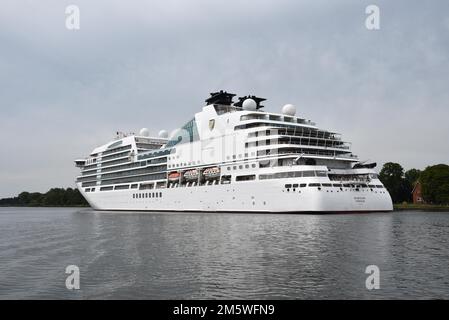 Das Kreuzfahrtschiff Seabourn Ovation fährt durch den Kieler Kanal, Deutschland Stockfoto