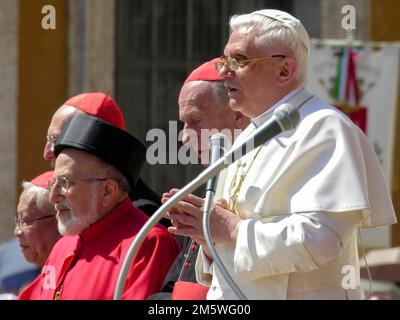 Papst Benedikt XVI. Joseph Ratzinger betet mit den Kärnern für 1. Audienz auf 27. 04. 2005, St. Peter's Cathedral, St. Petersdom, Piazza San Stockfoto