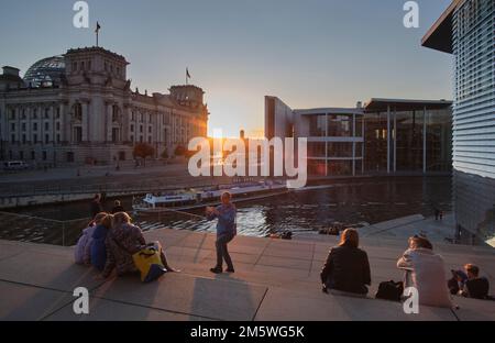 Paul Loebe Haus, Ausflugsboot, Deutschland, Berlin, 22. 10. 2020, Menschen, Sonnenuntergang, Reichstag Stockfoto