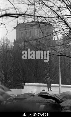 DDR, Berlin, 22. 12. 1989, Öffnung des Brandenburger Tors (am Brandenburger Tor wird die Mauer geöffnet), Menschen, Bürger, Menschen strömen an einem einsamen vorbei Stockfoto