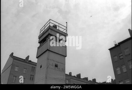 DDR, Berlin, 28. 04. 1990, Wachturm zwischen den Mauern der Bernauer Straße, Flugzeug, Rolf Zoellner C. Stockfoto