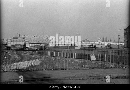 DDR, Berlin, 04. 02. 1990, Behmstraßenbrücke, Blick Richtung Bösebrücke (Bornholmer Straße), © Rolf Zoellner Stockfoto