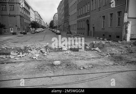 DDR, Berlin, 12. 06. 1990, Überreste der Mauer, in der Bernauer Straße, Blick auf die Wolliner Straße, C Rolf Zoellner Stockfoto