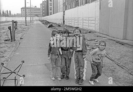 DDR, Berlin, 28. April 1990, Kinder auf der Mauer zwischen den Mauern der Bernauer Straße, C. Rolf Zoellner Stockfoto