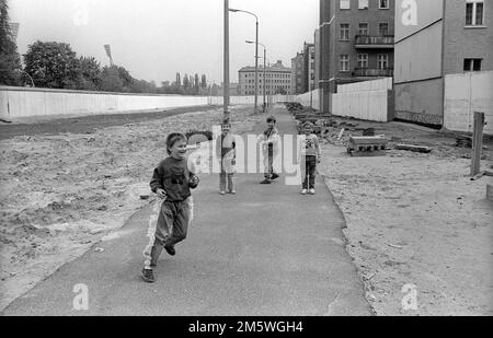 DDR, Berlin, 28. April 1990, Kinder auf der Mauer zwischen den Mauern der Bernauer Straße, C. Rolf Zoellner Stockfoto