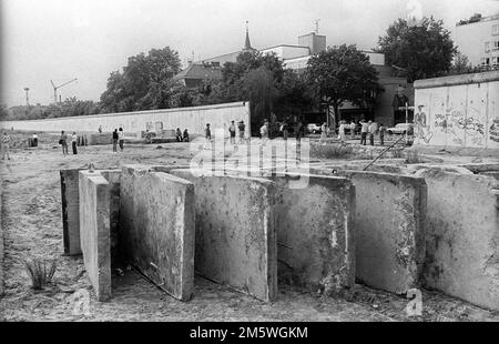 DDR, Berlin, 13. Juni 1990, Abriss der Mauer an der historischen Bernauer Straße, Wandsegmente, C Rolf Zoellner Stockfoto