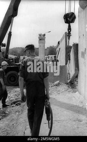 DDR, Berlin, 13. Juni 1990, Abriss der Mauer an der historischen Bernauer Straße, pneumatischer Bohrer, C Rolf Zoellner Stockfoto