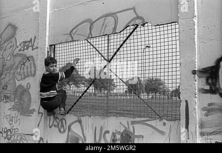 DDR, Berlin, 28. April 1990, Kind an der Mauer, nahe Bornholmer Straße, C. Rolf Zoellner Stockfoto