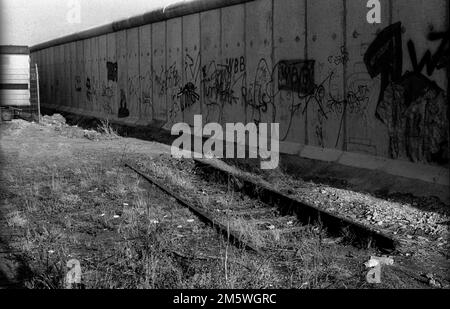 DDR, Berlin, 04. 02. 1990, Wall on Schwedter Strasse (jetzt Mauerpark) (ehemaliger Güterbahnhof), C Rolf Zoellner Stockfoto