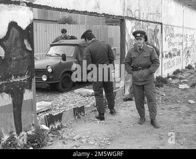 DDR, Berlin, 30. 04. 1990, Wall at Gropiusbau, Grenzschutzbeamte, NVA, Trabant, C Rolf Zoellner Stockfoto