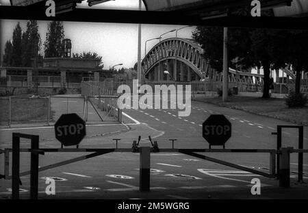 DDR, Berlin, 23. 08. 1990, Abfertigungsgebäude des ehemaligen Grenzübergangs Bornholmer Straße, Boesebruecke, S-Bahn-Station Bornholmer Straße, C Stockfoto