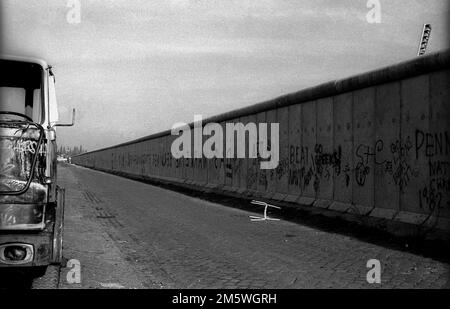 DDR, Berlin, 04. 02. 1990, Wall on Schwedter Strasse (heute Mauerpark), Flutlichtmasten des Kantianischen Stadions (ehemaliger Güterbahnhof), C Rolf Stockfoto