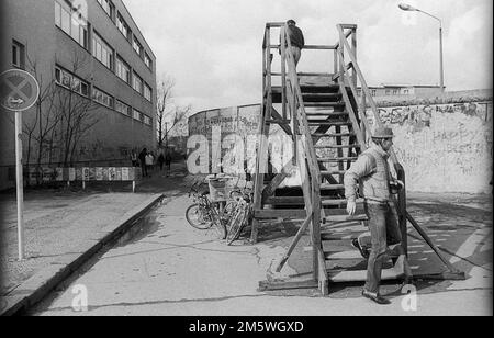 DDR, Berlin, 16. 031990, Mauer am Potsdamer Platz, in der Nähe des Gropius-Gebäudes und des heutigen preußischen Parlaments Stockfoto