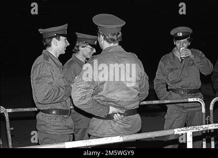 DDR, Berlin, 21. 02. 1990, Abriss der Mauer am Reichstag, Grenzschutz Stockfoto