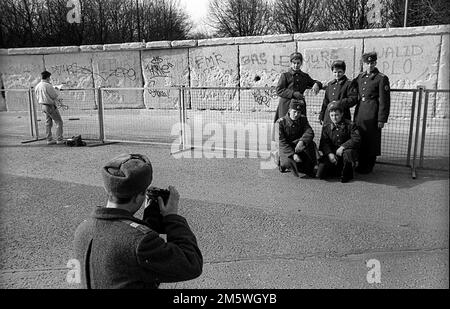 DDR, Berlin, 23. 02. 1990, sowjetische (russische) Soldaten, die an der Mauer am Brandenburger Tor Fotos von sich selbst machten Stockfoto