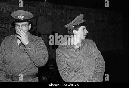 DDR, Berlin, 21. 02. 1990, Abriss der Mauer am Reichstag, Grenzschutz Stockfoto