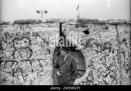 DDR, Berlin, 10. 03. 1990, Volkspolizist, Mauer am Brandenburger Tor Stockfoto