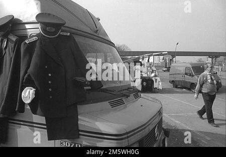 DDR, Berlin, 16. 031990, Mauer am Potsdamer Platz, Kaufmann, Uniform Stockfoto