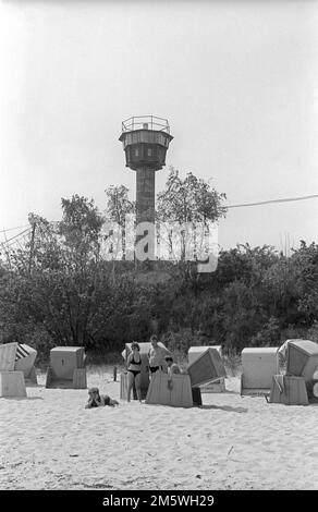 DDR, Zempin, 03. 06. 1990, Ostseeraum Zempin, Insel Usedom, Wachturm am Strand, Liegestühle, Badende Stockfoto