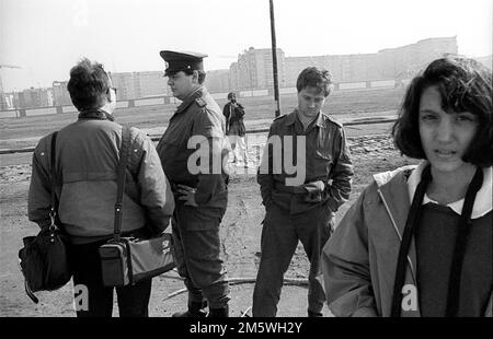 DDR, Berlin, 16. 03. 1990, Mauer zwischen Potsdamer Platz und Brandenburger Tor, Grenzschutz und Touristen Stockfoto