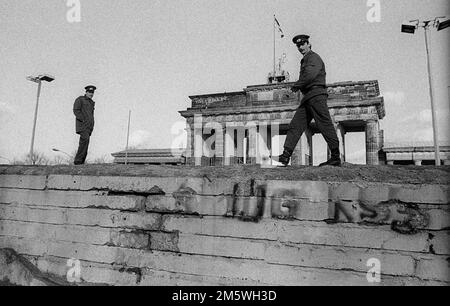 DDR, Berlin, 03. 03. 1990, Mauer Brandenburger Tor, Grenzschutzbeamte vertreiben Menschen von der Mauer Stockfoto