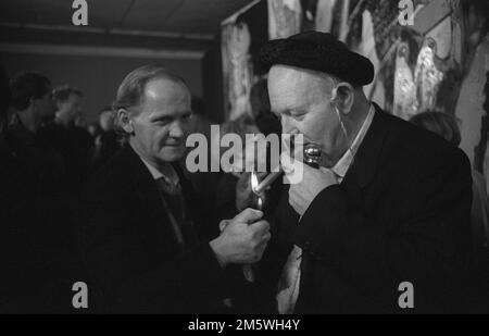 DDR, Berlin, 05. 03. 1990, Eröffnung der Wolf Vostell-Ausstellung, Galerie an der Weidendammbruecke, Wolf Vostell (rechts) und Pankow-Künstler Robert Stockfoto