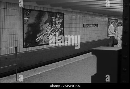 DDR, Berlin, 09. 07. 1989, U-Bahn-Station Rosa-Luxemburg-Platz, Panels (Collagen) entworfen vom Künstler Robert Rehfeld zum Thema Stockfoto