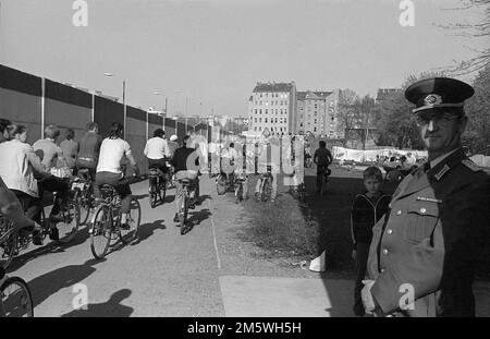 DDR, Berlin, 01. 04. 1990, Fahrradvorführung vom Roten Rathaus zum Falkplatz, Volkspolizist, Bernauer Straße, Ackerstraße Stockfoto