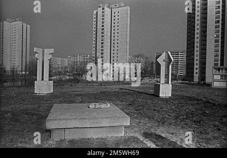 DDR, Berlin, 02. 02. 1989, Kunstinstallation von Robert Rehfeldt, Hohenschoenhausen (Plattenbau) Stockfoto