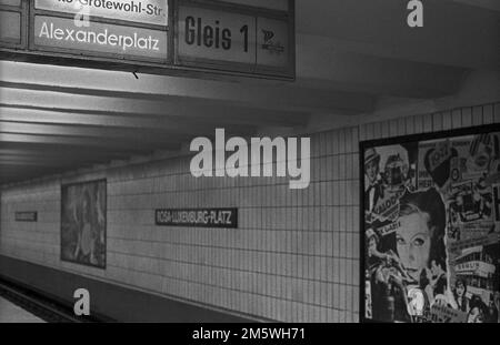 DDR, Berlin, 09. 07. 1989, U-Bahn-Station Rosa-Luxemburg-Platz, Panels (Collagen) entworfen vom Künstler Robert Rehfeld zum Thema Stockfoto