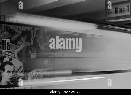 DDR, Berlin, 09. 07. 1989, U-Bahn-Station Rosa-Luxemburg-Platz, Panels (Collagen) entworfen vom Künstler Robert Rehfeld zum Thema Stockfoto