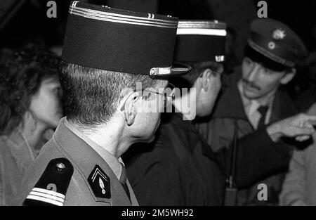 DDR, Berlin, 09. 11. 1989, Öffnung der Berliner Mauer, Grenzübergang Bornholmer Straße, Boesebruecke, Alliierte Offiziere, Westberliner Polizist Stockfoto